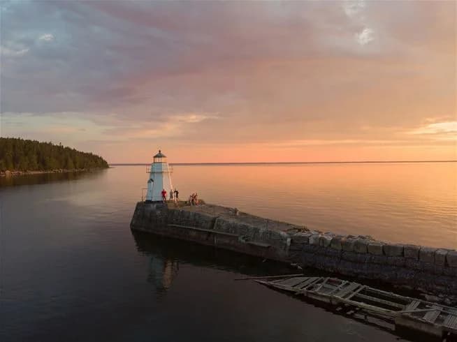 Bo naturnära på Kinnekulle Camping & Stugby! Perfekt vandrarhem-alternativ i Hällekis med stugor, bad, bastu & aktiviteter vid Vänern & Kinnekulle.