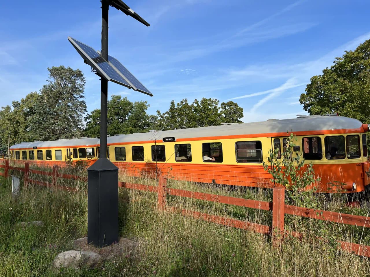 Bo prisvärt på Vandrarhem Alphyddan vid Vimmerby Camping! Charmigt boende vid sjön Nossen, nära Astrid Lindgrens Värld. Full tillgång till campingens aktiviteter.
