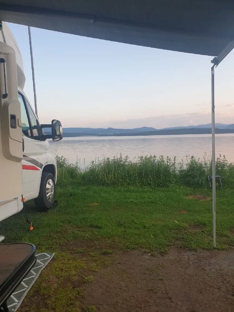 Bo på vandrarhem vid Vildmarksvägen! Jormvattnets Fiskecamp erbjuder fiske, fjäll, vandring & äventyr året runt. Boka ditt boende i Jormlien nu!