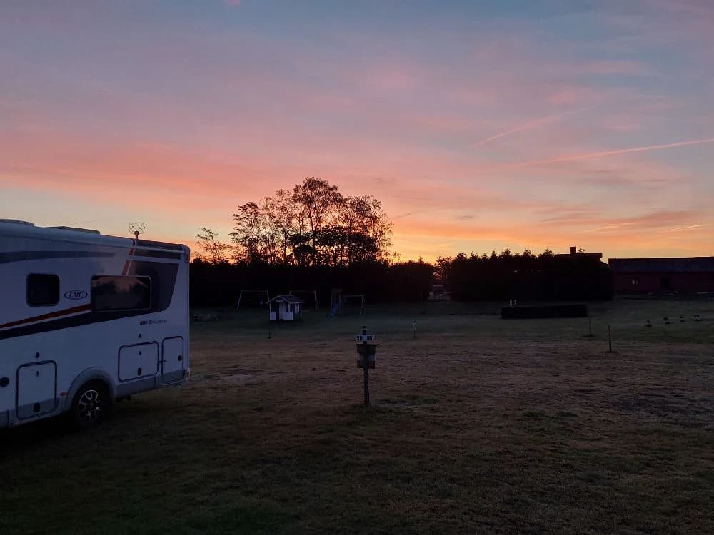 Upptäck Ängdala Campings vandrarhem på Österlen! Bo prisvärt nära Kivik, naturreservat & strand. 8 unika rum (2-4 bäddar), kök & aktiviteter. Boka nu!