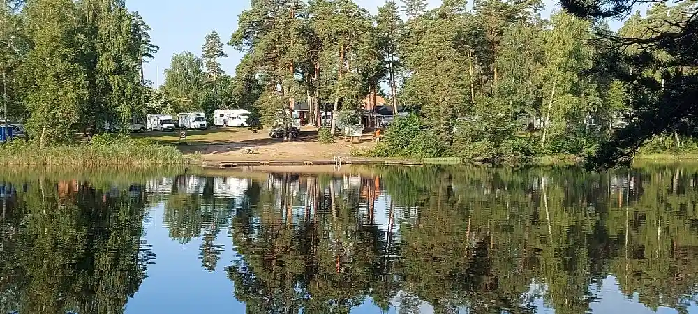 Upptäck Joelskogens Camping & Ställplats i Nybro! Naturnära boende likt vandrarhem med el, dusch, WC, nära fiske, vandring & Nybro centrum. Perfekt bas!