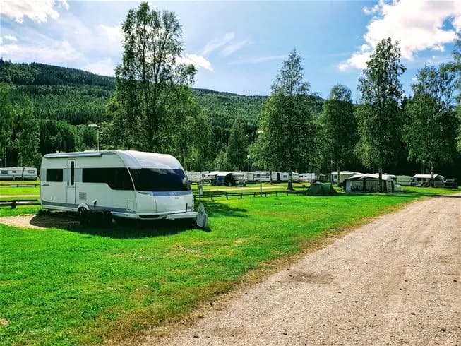 Vandrarhem Sysslebäck vid Klarälven. Nära Branäs. Fiske, skidåkning, pool & äventyr året runt. Boka ditt prisvärda boende på Sysslebäcks Stugby!