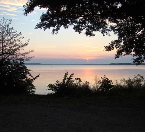 Bo på Bromölla Camping & Vandrarhem vid Ivösjön! Prisvärt vandrarhem i Skåne med bad, fiske, vandring & massor av aktiviteter. Öppet året runt. Boka nu!