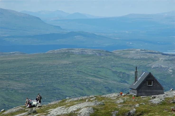 Bo på Vålågårdens vandrarhem & camping i Vålådalen. Året runt-öppet vid naturreservat & Vålån. Restaurang, bastu, fiske, vandring & skidåkning.