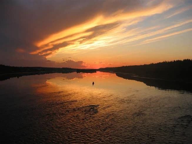 Bo naturnära på Pajala Camping & Stugby Route 99 vid Torneälven. Stugor likt vandrarhem, camping, fiske, norrsken & midnattssol i Lappland. Öppet året runt!