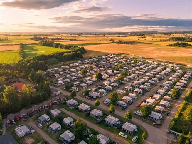 Bo på Gullbrannagårdens vandrarhem nära Halmstad! Prisvärt boende vid havet med camping, stugor & massor av aktiviteter för alla. Öppet året runt.