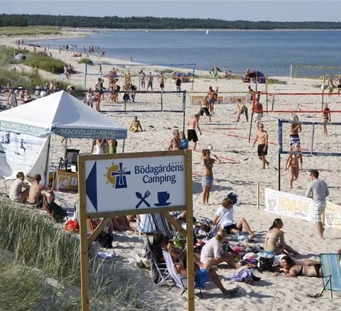 Bo prisvärt på Bödagårdens vandrarhem vid Ölands finaste sandstrand! Familjevänligt med kök, aktiviteter & gemenskap nära Byxelkrok. Boka ditt boende!