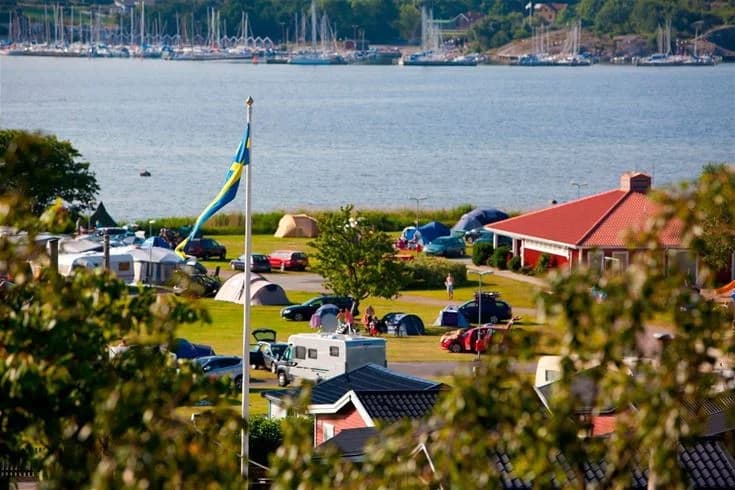 Bo prisvärt på vandrarhem vid havet! Lisebergs Camping Askim Strand erbjuder vandrarhemsboende nära strand, Göteborg & Liseberg. Fullt av aktiviteter!
