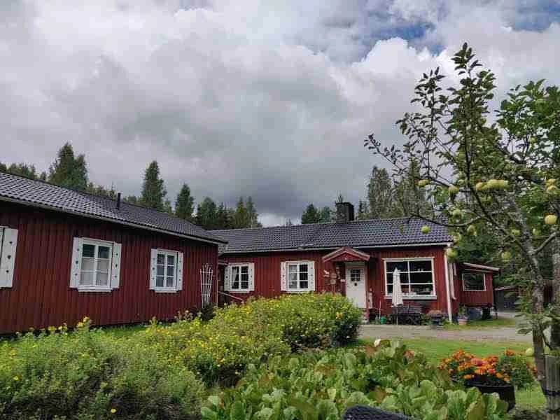 Bo på Nya Skogsgården, mysigt vandrarhem i Torsby, Värmland. Naturnära vid Rottnaälven i Finnskogen. Öppet året runt. Perfekt för vandring & fiske.