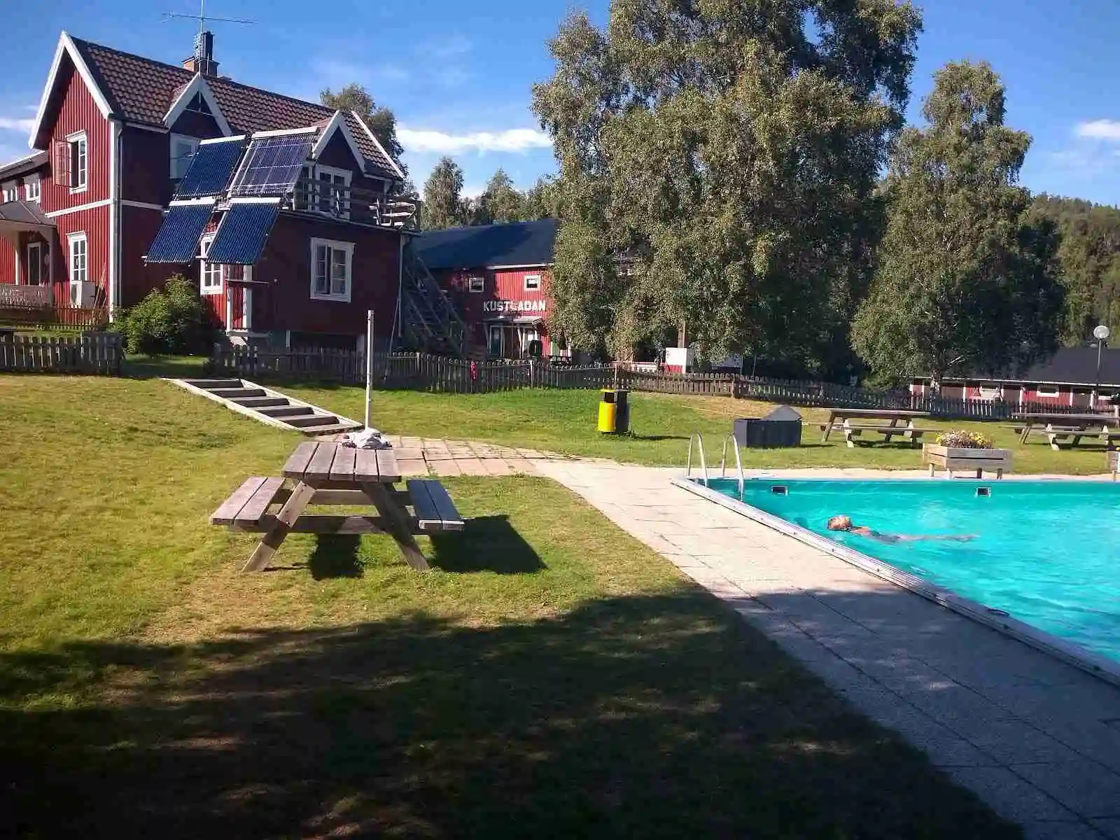 Bo på Docksta Vandrarhem & Camping Kustladan! Vandrarhem, stugor & camping i Höga Kusten nära Skuleberget. Pool, restaurang, dans & vandring. Boka nu!