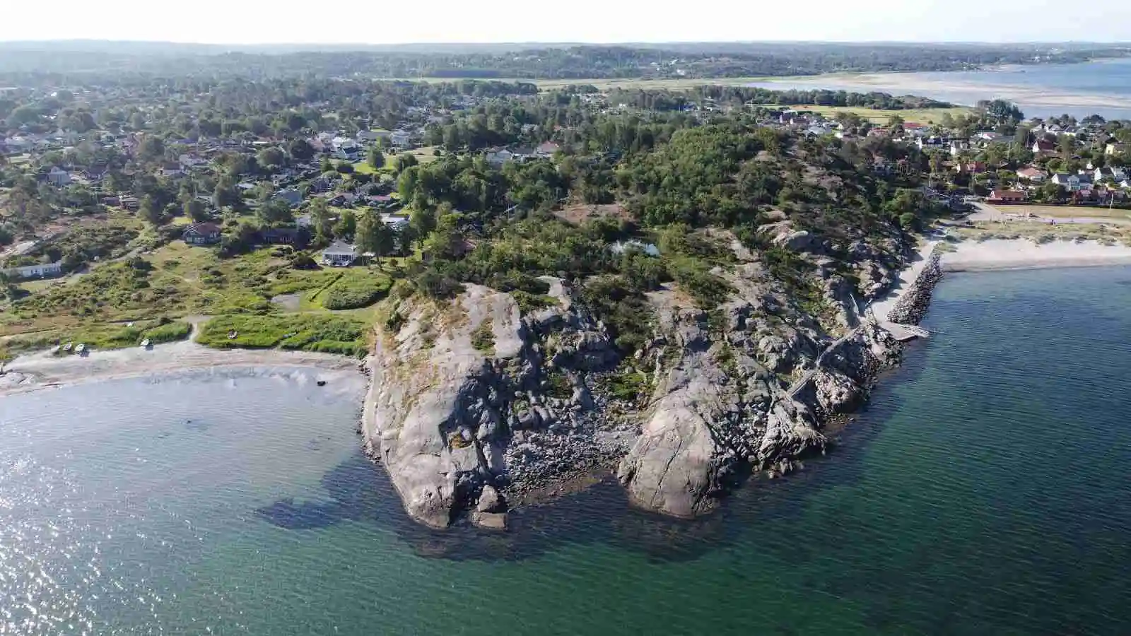 Bo prisvärt på Vallersviks vandrarhem i Frillesås, Halland! Rum, stugor & camping alldeles intill havet. Perfekt för familjer. Boka ditt boende nära stranden!