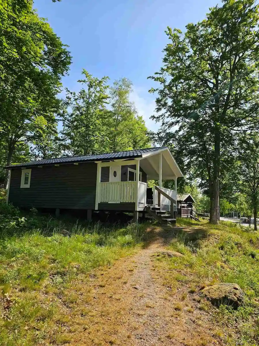 Bo prisvärt på vandrarhem vid havet hos My Camping Tredenborg i Sölvesborg! Familjevänligt med strand, badbrygga, aktiviteter & hundvänliga faciliteter.