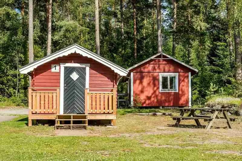 Prisvärt vandrarhem vid Mälarens sandstrand i Enköping. Bredsands Bad & Camping erbjuder pool, spa, aktiviteter & är perfekt för familj & hund!