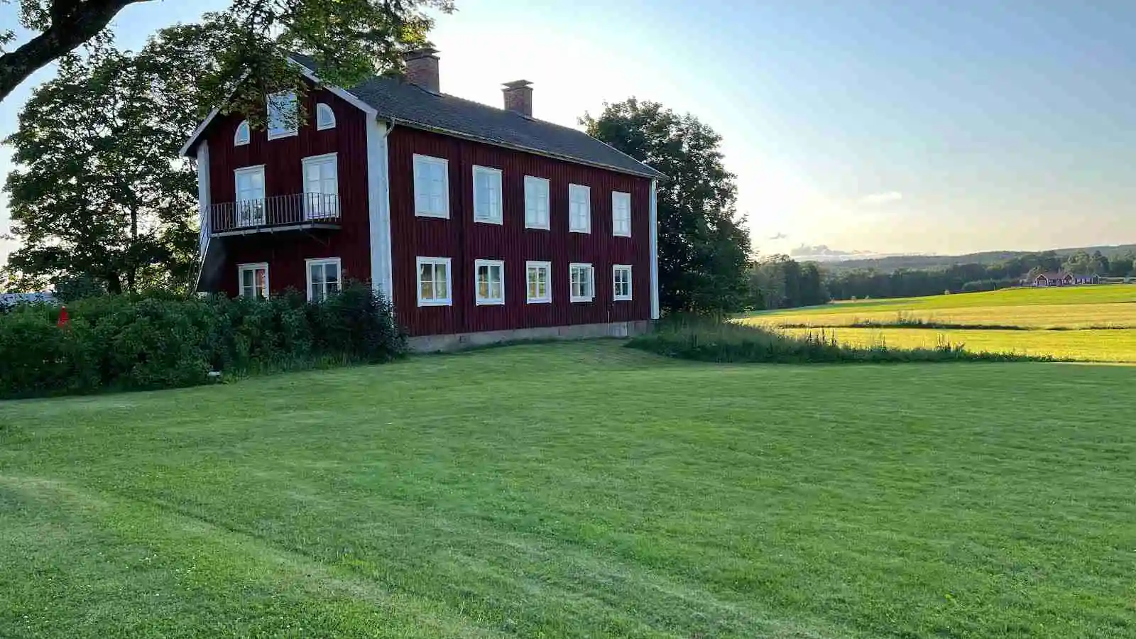Bo på Vreten Kursgård & Vandrarhem i Nora! Sjönära vandrarhem vid Fåsjön, Bergslagen. Självhushåll, fiske, bad, café (sommar). Boka ditt boende!