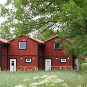 Bergs Slussar Vandrarhem vid Göta kanals Carl Johan slussträppa med äventyrsgolf och kanalmiljö