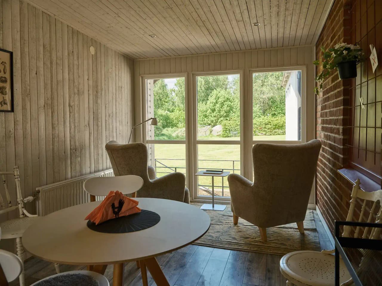 Boende på historiskt säteri i Småland med lantlig miljö och närhet till Värnamo