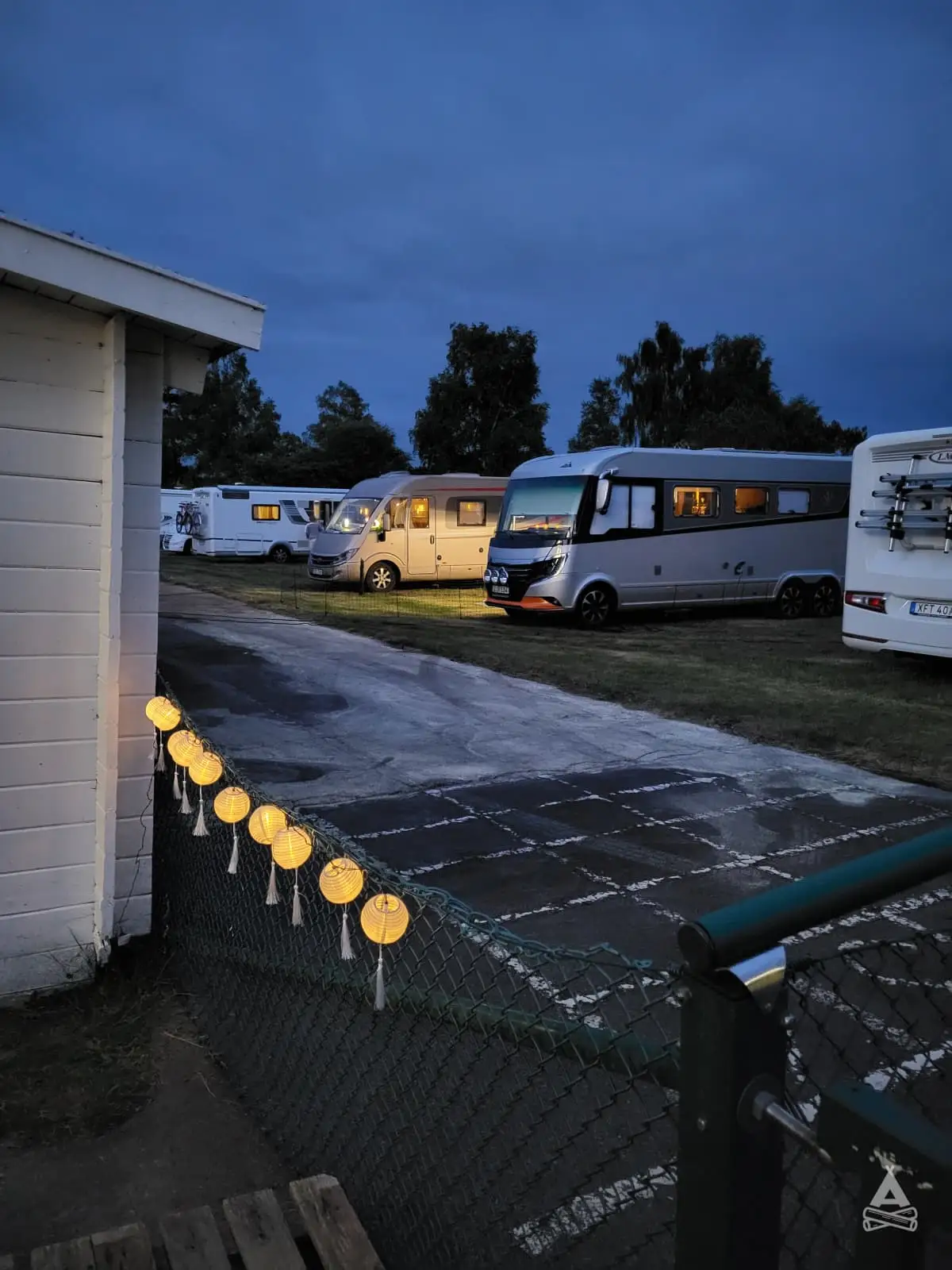 Bo på KG SleepOver, ett mysigt & prisvärt vandrarhem & ställplats i Karl Gustav, Halland. Nära Ullared & Varberg. Boka badtunna, fiske, vandring!