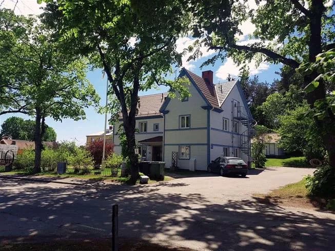 Upptäck Trillin Vandrarhem i Loftahammar! Prisvärt boende vid Tättö Havsbad med tillgång till strand, restaurang & aktiviteter i Tjust skärgård. Boka nu!