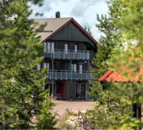 Bo prisvärt på vandrarhem i Orsa Grönklitt! Perfekt bas för skidåkning, vandring, cykling & familjeäventyr i Dalarna. Nära natur & aktiviteter året runt.