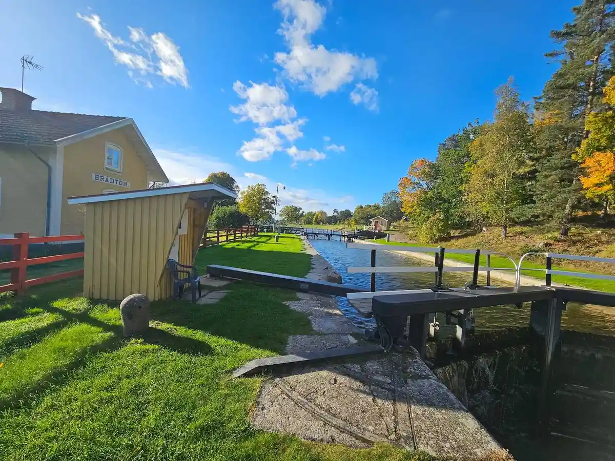 Upplev Brådtom Sluss, ett unikt vandrarhem vid Göta Kanal nära Norsholm. Historiska stugor, café, camping & lantlig idyll. Boka ditt boende vid kanalen!