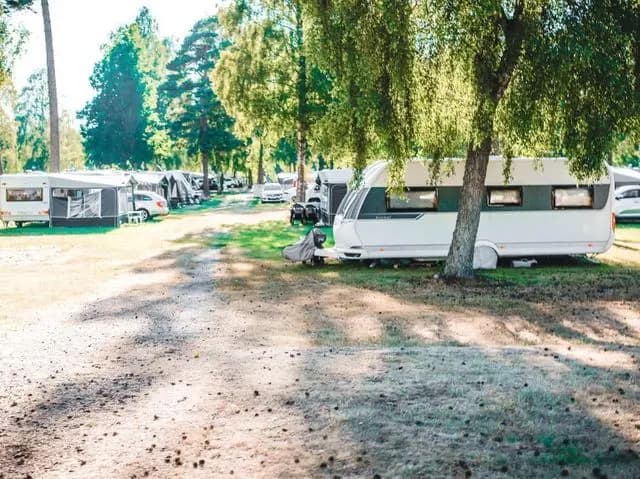 Bo prisvärt på Böda Sand Beach Resorts vandrarhem! Njut av Ölands bästa strand, pool, spa, restauranger & massor av aktiviteter. Perfekt för familjer!