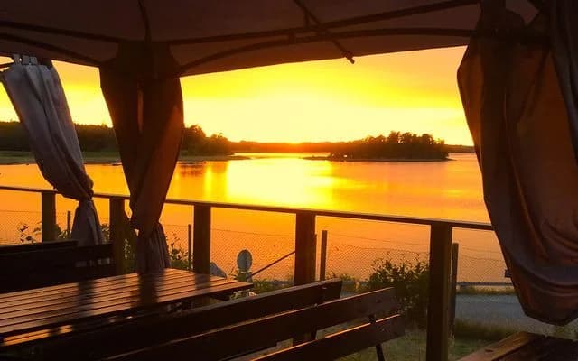 Upptäck Skansholmen Vandrarhem på Mörkö! Prisvärt boende vid havet med bistro, marina & glassbuffé. Perfekt bas för Stockholms södra skärgård. Boka nu!