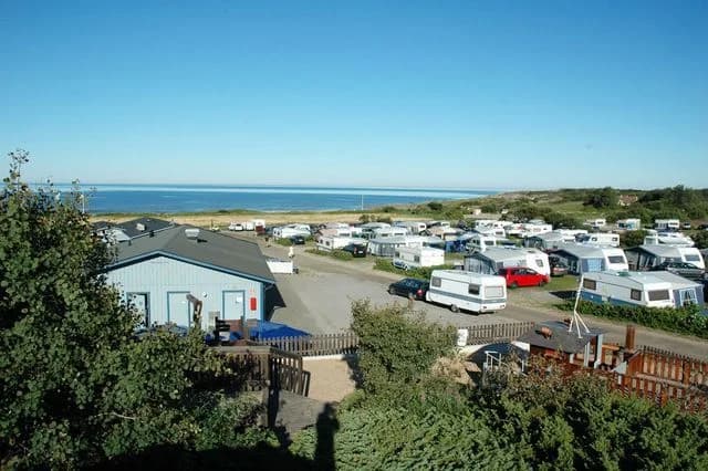 Upptäck Ugglarp Camping & Stugor! Havsnära boende liknande vandrarhem, stugor & camping. Äventyrsgolf, padel, strand, restaurang. Perfekt för familjer.