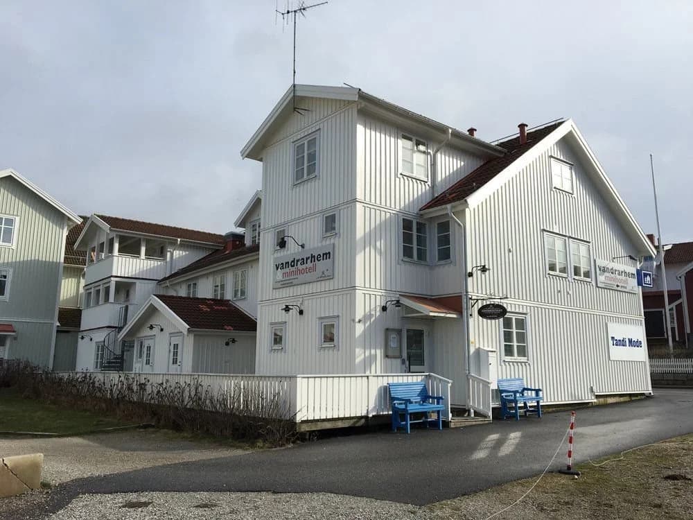 Vandrarhem i hamnen med mycket hög standard och spektakulär havsutsikt till Otterön